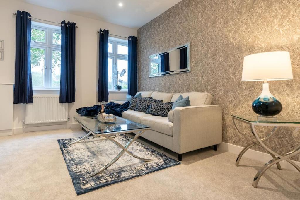 Luxury Living Away From Home Редхилл Экстерьер фото